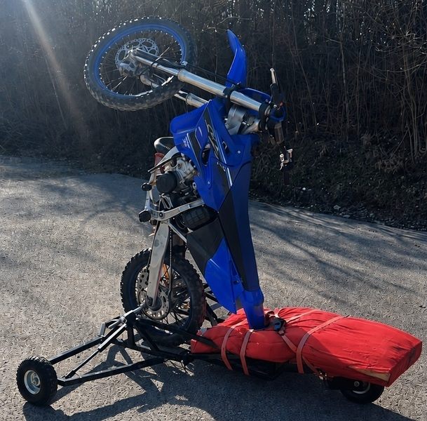 Wheeling à moto lors d'un cours encadré